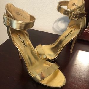 Anne Michelle Gold heeled sandals size 7.5